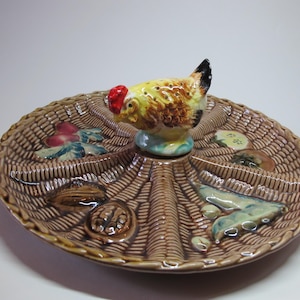 Beau plat de service en céramique à compartiments style osier avec poule porte cure-dents, Japon