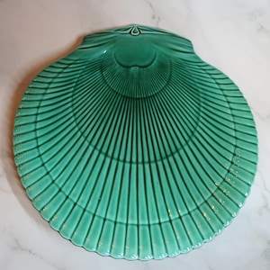 Wedgwood of Etruria & Barlaston, große grüne muschelförmige Platte aus der Nautilus-Kollektion, WITH BRIS, England, ca. 1957