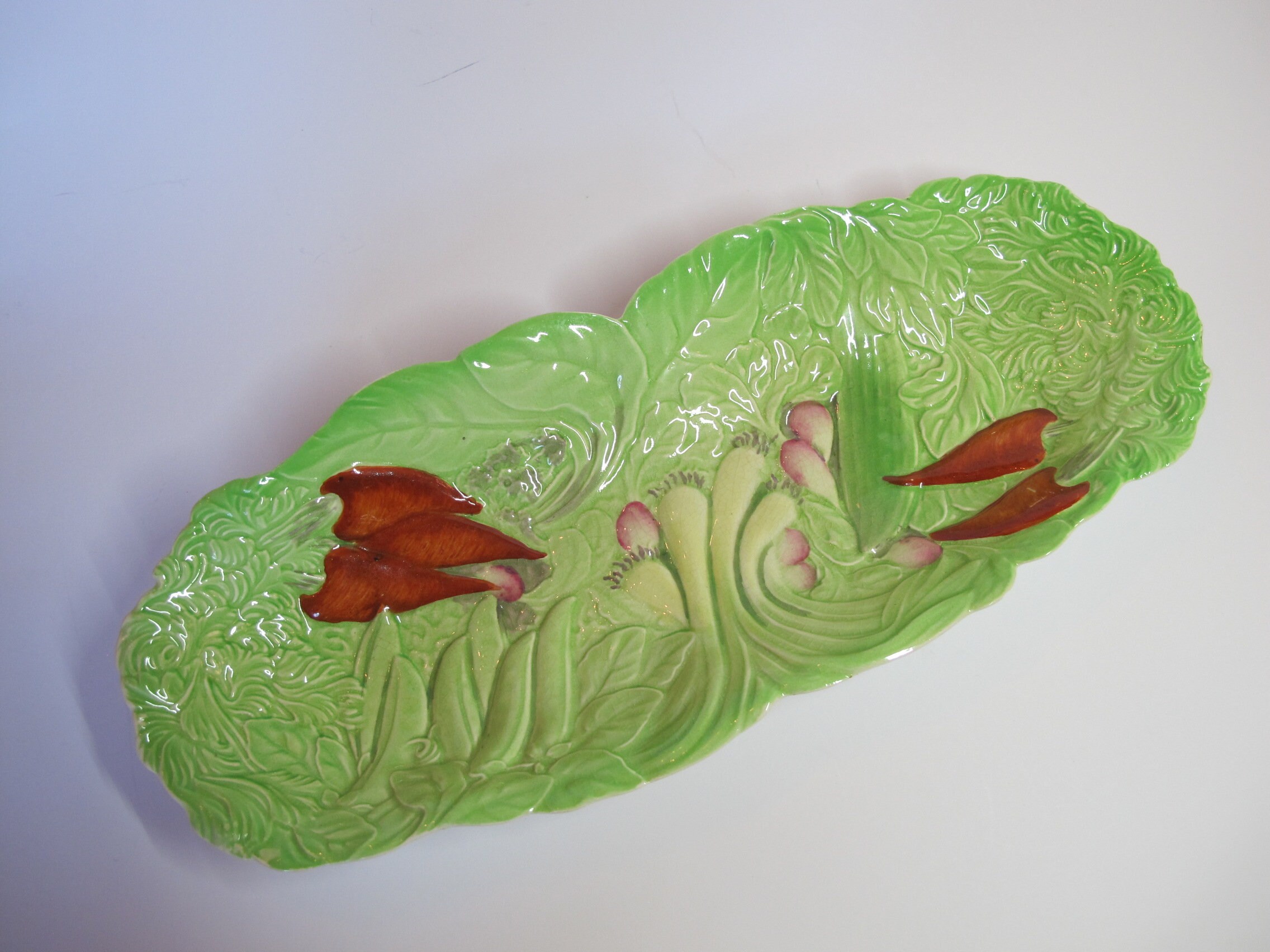 Royal Winton Grimwades, oblong Majolica serving dish with greens, chillies, shallots, England between 1941 and 1950