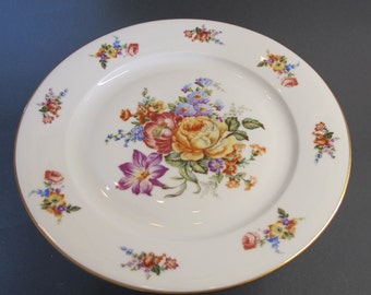 Limoges (LEC), plat  de sur piédestal en fine porcelaine décoré de fleurs, France , vers 1960