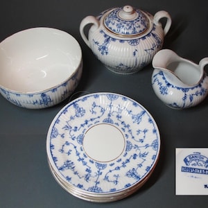 F. Winkle & Co (Danish), pièces de porcelaine antiques  (no enreg. 317653) avec fleurs bleues , Angleterre 1898