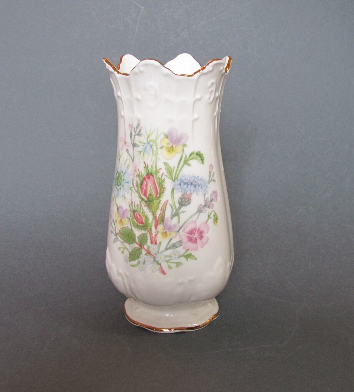 Aynsley, 6 inch Wild Tudor vase in fine porcelain, England (1970)