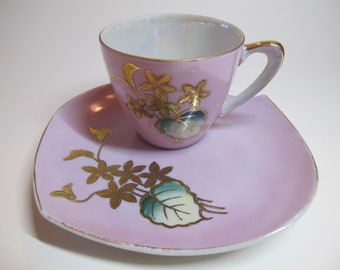 Japanische Teetasse und längliche Untertasse aus feinem rosa- und goldfarbenen Porzellan