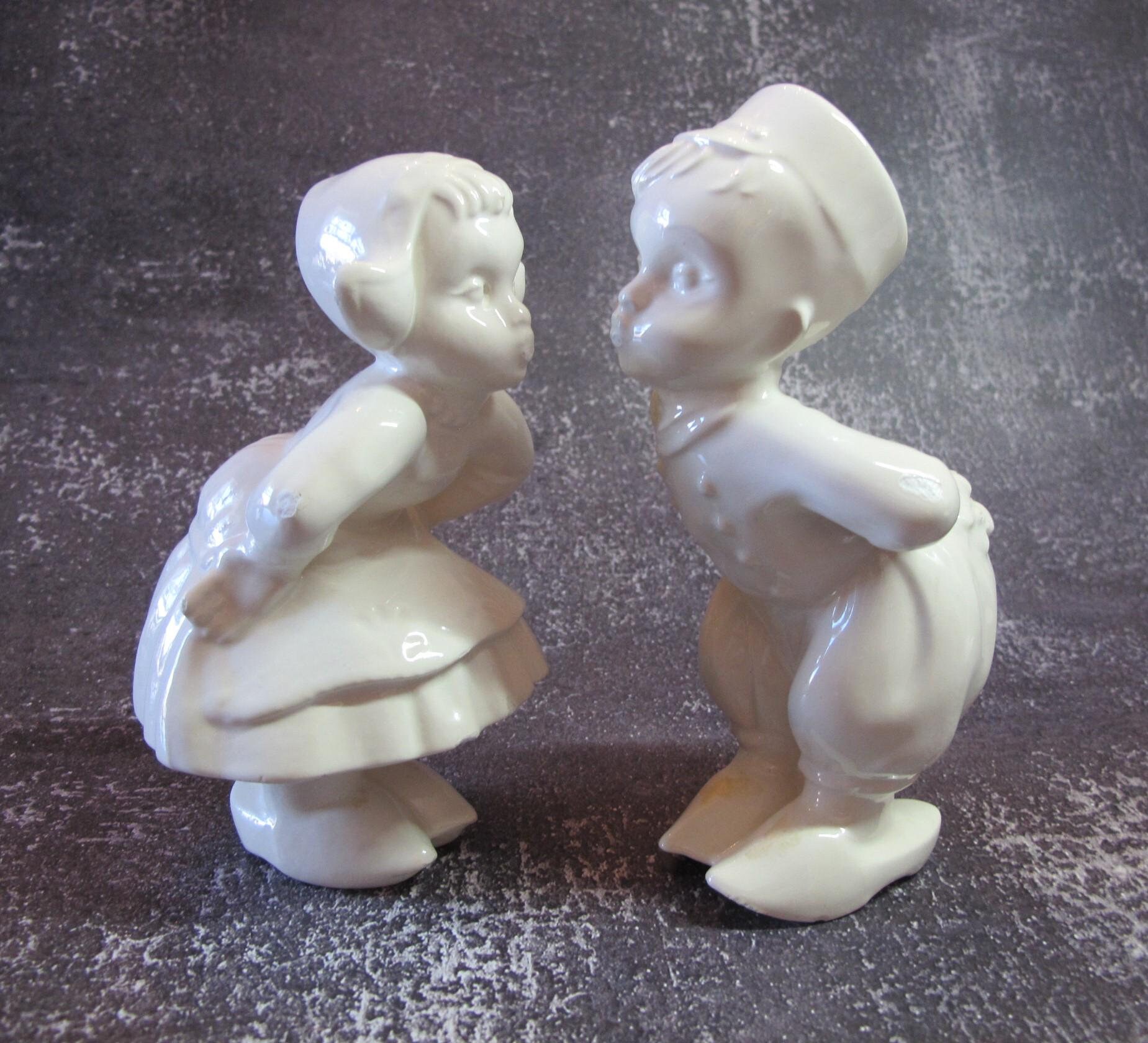 キスをする少年と少女のオランダの置物 - Etsy 日本