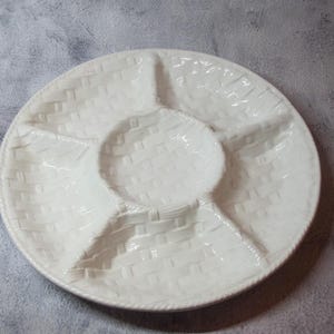 Peut inclure: Plat de service en céramique blanche avec un motif tissé. Le plat comporte cinq sections, parfait pour servir des trempettes, des en-cas ou des amuse-gueules.