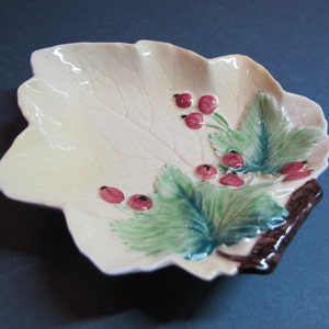 Carlton Ware, small yellow majolica leaf and currant candy dish (Australian Design), 1950