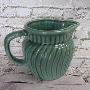 Pot à  lait ou petit pichet en céramique vert en spirale, vers 1970