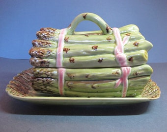 Majolica Bordallo Pinheiro, green asparagus serving plate and asparagus covered dish, Portugal, 1960