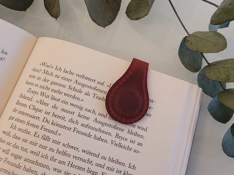 Lesezeichen personalisiert Leder Geschenk Frau Mann Buch-Liebhaber Bookmark mit Initialen Handmade Echtleder Valentinstag Bild 2
