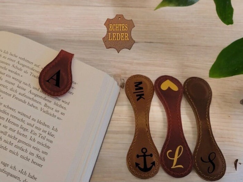 Lesezeichen personalisiert Leder Geschenk Frau Mann Buch-Liebhaber Bookmark mit Initialen Handmade Echtleder Valentinstag Bild 1