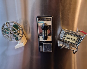 Aimants vintage pour réfrigérateur Acme. Prix à l'unité. Trois disponibles : ventilateur électrique, chariot de courses et téléphone à pièces. Charmant