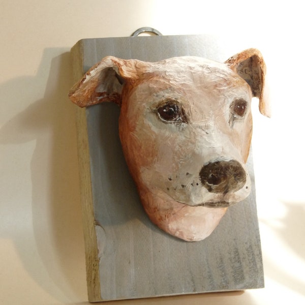 Petite tête de chien en papier mâché