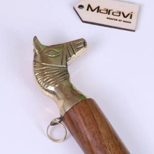 Naka Langer Schuhanzieher aus Holz Messing Tier Kugel Top 46 cm