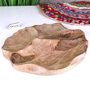 Peut inclure: Un plateau de service en bois naturel de forme organique unique. Le plateau comporte trois sections et est fabriqué en bois brun clair avec des motifs de grain visibles. Le nom de la marque "Meravi" est sur une petite étiquette.