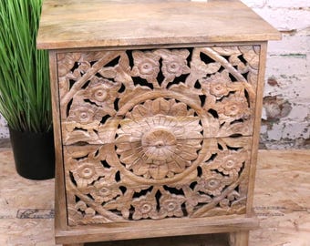 Mesita de noche Devika de madera de mango con 2 cajones