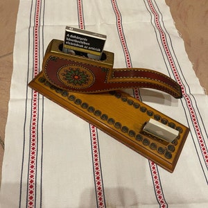 Scatola di sigarette in legno vintage, su tavola Custodia, Supporto