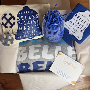 Caja de regalo de graduación de Saint Mary&#39;s College / Set SMC Belle Grad con sudadera, vaso, hielera, bolsa y más / Regalo personalizado para personas mayores
