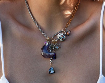 Collar de mosquetón de plata con cristales de Swarovski, gargantilla de acero inoxidable en semitono con múltiples dijes, cierre de mosquetón con luna de amatista.