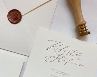 Puede incluir: Una invitación de boda con fondo crema y texto marrón. La invitación anuncia el matrimonio de Roberta y Stefano el 17 de septiembre de 2022 a las 11:00. La ceremonia se celebrará en la Chiesa Parrocchiale San Martino Vescovo en Veduggio con Colzano, Italia. La recepción se celebrará en la Villa Subaglio en Merate, Italia.
