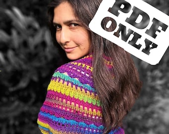 Può includere: Uno scialle colorato all'uncinetto nei toni del viola, blu, giallo e rosa. Lo scialle presenta un motivo a righe e un'intricata lavorazione a maglia. Il testo "PDF ONLY" è visibile nell'angolo in alto a destra.