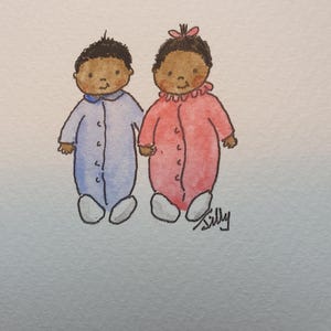 Anuncio de nacimiento de gemelos étnicos, niño y niña. Dibujo a pluma y acuarela, tinta y acuarela. Personalización y envío gratuitos.