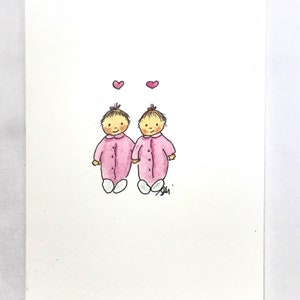 Meninas gêmeas, lado a lado, desenhadas à mão com caneta e tinta e pintadas à mão em aquarela. POSTAGEM E PERSONALIZAÇÃO GRATUITAS