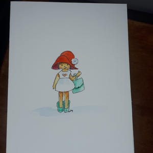 Klein meisje met mama's hoed en schoenen. Handgetekende pen en inkt, handgeschilderde aquarelverf. GRATIS PERSONALISATIE EN VERZENDKOSTEN