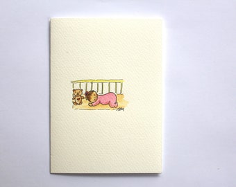 Pode incluir: Uma ilustração em aquarela de um bebê em um macacão rosa rastejando em direção a um urso de pelúcia marrom com um coração no peito. O bebê está em um berço com barras amarelas e verdes.