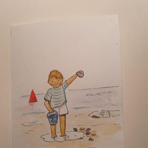 Little Boy aan zee met schelpen. 4e/5e verjaardag, handgetekende pen en inkt, handgeschilderde aquarel. GRATIS PERSONALISATIE EN VERZENDING