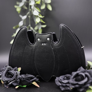 GOTHX Schwarze Fledermaus Vegane Umhängetasche - Gothic Style - Hexe Geschenk - Alternative Mode