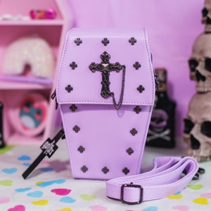 GOTHX Mini Lilac Lila Vegan Pastel Goth Gothic Kreuz Sarg Kette Tasche - soft Grunge - Pastelcore - witchy Geschenk