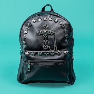 GOTHX Schwarzer Vegan Kreuz Mini Stud Rucksack - ein Geschenk - Gothic Style - dunkel Grunge