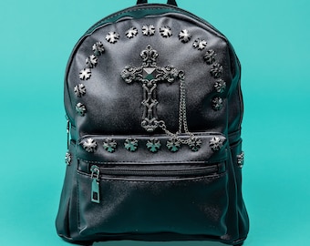 GOTHX Schwarzer Vegan Kreuz Mini Stud Rucksack - ein Geschenk - Gothic Style - dunkel Grunge