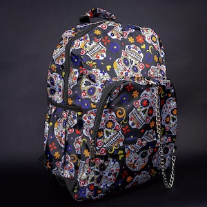 Mochila colorida de fiesta con calaveras de azúcar y detalle de cadena - Vegana - Mochila escolar - Gótica - Alternativa