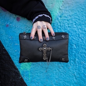 Pochette noire végane GOTHX avec croix gothiques en métal - trousse de maquillage - style gothique - cadeau de sorcellerie
