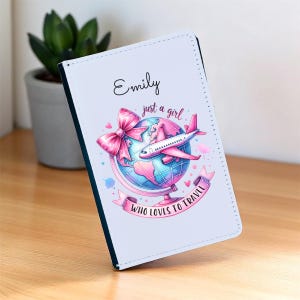 Funda de pasaporte personalizada en rosa y negro con nombre: cartera de viaje personalizada para mujer, regalo de dama de honor, recuerdo de despedida de soltera, accesorio de viaje rosa