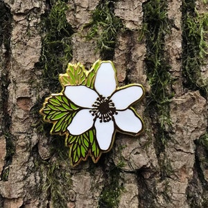 Valkovuokko Anemone nemorosa Finland enamel pin image 2