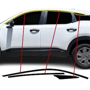 Könnte beinhalten: Ein weißer SUV mit schwarz getönten Scheiben und schwarzer Verkleidung am unteren Rand. Die Dachlinie wird durch einen gelben Akzent hervorgehoben. Der Seitenspiegel des Fahrzeugs ist sichtbar, und das Rad hat ein silber-schwarzes Design. Seitenansicht des Autos.