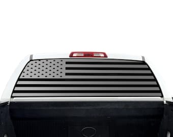 Pasuje do Toyoty Tundra 2007-2021. Naklejki winylowe z wyciętą flagą amerykańską na tylną szybę, postarzane, niebieskie, czerwone, różowe linie.