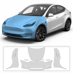 Könnte beinhalten: Ein weißer Tesla Model Y mit einer hellblauen Schutzfolie, die die Front, die Motorhaube und die vorderen Kotflügel bedeckt. Die Folie soll den Lack des Autos vor Kratzern und Steinschlägen schützen.