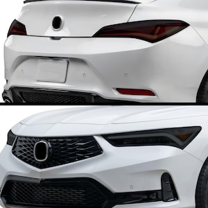 Puede incluir: Coche blanco con detalles en negro, mostrando la parte delantera y trasera. La parte delantera tiene una parrilla y faros negros. La parte trasera muestra luces traseras tintadas y un parachoques inferior negro.