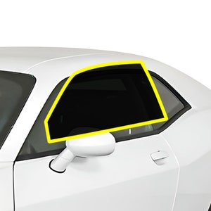 Puede incluir: Un coche blanco con una ventana tintada. La ventana está enmarcada en amarillo.