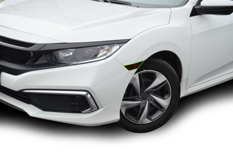 K&ouml;nnte beinhalten: Ein wei&szlig;er Honda Civic mit schwarzen Zierleisten um die Scheinwerfer und den K&uuml;hlergrill. Das Auto hat eine schwarze Frontsto&szlig;stange und schwarze R&auml;der mit silbernem Speichendesign.