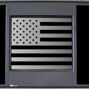 Past op Nissan Frontier 2009-2024 achterruit Amerikaanse vlag vinyl sticker stickers noodlijdende blauw rood roze lijn 2019 2020 2021 2022 2023 2024