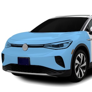 Puede incluir: Un coche eléctrico azul claro con detalles negros y un emblema plateado en la parte delantera. El coche tiene una parrilla negra y faros.