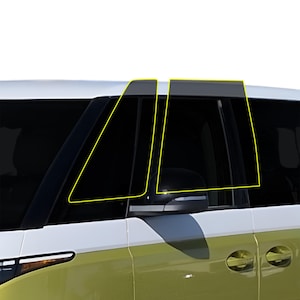 Op de afbeelding: Een set van twee donker getinte raamvizieren, geel omlijnd, geïnstalleerd op een wit en geel voertuig. De vizieren zijn ontworpen om regen af te buigen en schittering te verminderen, waardoor het uiterlijk en de functionaliteit van het voertuig worden verbeterd.