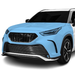 以下が含まれることがあります： 白いSUVのフロント部分を覆う薄い青色の保護フィルム。フィルムはボンネット、ヘッドライト、フロントバンパーを覆っています。SUVはクロムのアクセントが付いた黒いグリルを持っています。