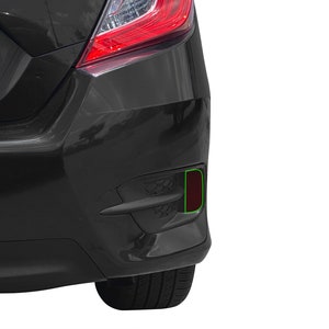 K&ouml;nnte beinhalten: Ein schwarzes Auto mit einem roten R&uuml;cklicht und einer schwarzen Sto&szlig;stange. Das Auto hat einen kleinen, rechteckigen Reflektor an der unteren rechten Seite der Sto&szlig;stange.