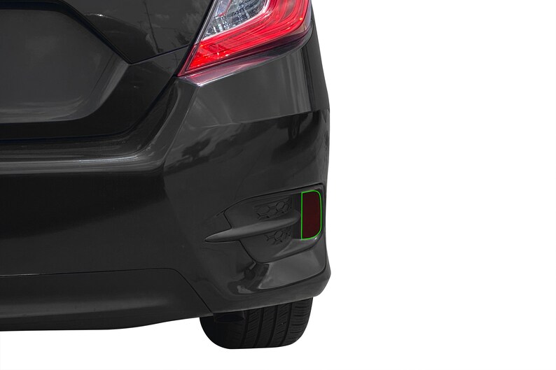 K&ouml;nnte beinhalten: Ein schwarzes Auto mit einem roten R&uuml;cklicht und einer schwarzen Sto&szlig;stange. Das Auto hat einen kleinen, rechteckigen Reflektor an der unteren rechten Seite der Sto&szlig;stange.