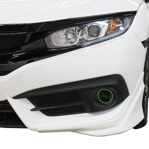 K&ouml;nnte beinhalten: Wei&szlig;es Auto mit schwarzer Frontsto&szlig;stange und K&uuml;hlergrill. Das Auto hat einen schwarzen Frontspoiler und ein schwarzes Nebelscheinwerfer auf der Fahrerseite.